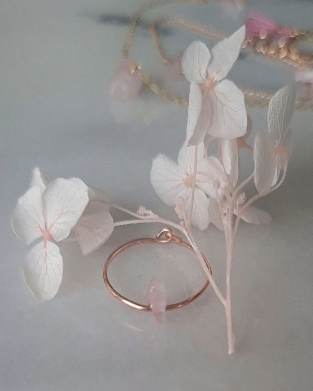 #eclat #octobrerose • La version en bague qui vous fait craquer 💗 et pour la bonne cause 🎀💪 • #bague 
•
•
•
#ninamikhaparis #laissezvouspomponner #ringsofinstagram #quartzrose #cancerdusein #solidaire #toutesensemble #rose #pink #moisrose #bijouxcreateur #madeinparis #faitmain #unique #faitavecamour #💗