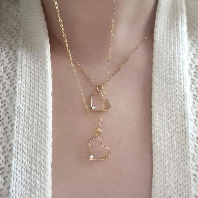 #nouveauté • L'AMOUR ♡ Le nouveau collier qui va faire chavirer votre cœur 😍🥰 Trop hâte d'avoir vos réactions sur cette pépite !!? • #madeinfrance 
•
•
•
#createurfrancais #handmade #frompariswithlove #heart #coeur #jecraque #stvalentin #valentines #🤍
