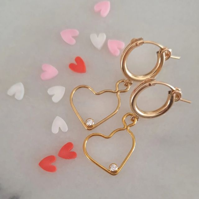 #l'amour • Vous l'aviez deviné ! 😍👏 Et voici les boucles d'oreilles L' AMOUR qui viennent complétées la collection ♡ Des pépites à s'offrir ou se faire offrir pour la St-Valentin ♡ Collection Capsule (en stock très limité du coup) 😘 • RDV Dimanche à 10h30 pour leur mise en ligne ❤️ • #jetaime
•
•
•
#ninamikhaparis #laissezvouspomponner #bijouxcreateur #cadeaustvalentin #valentines #love #loveintheair #❤️